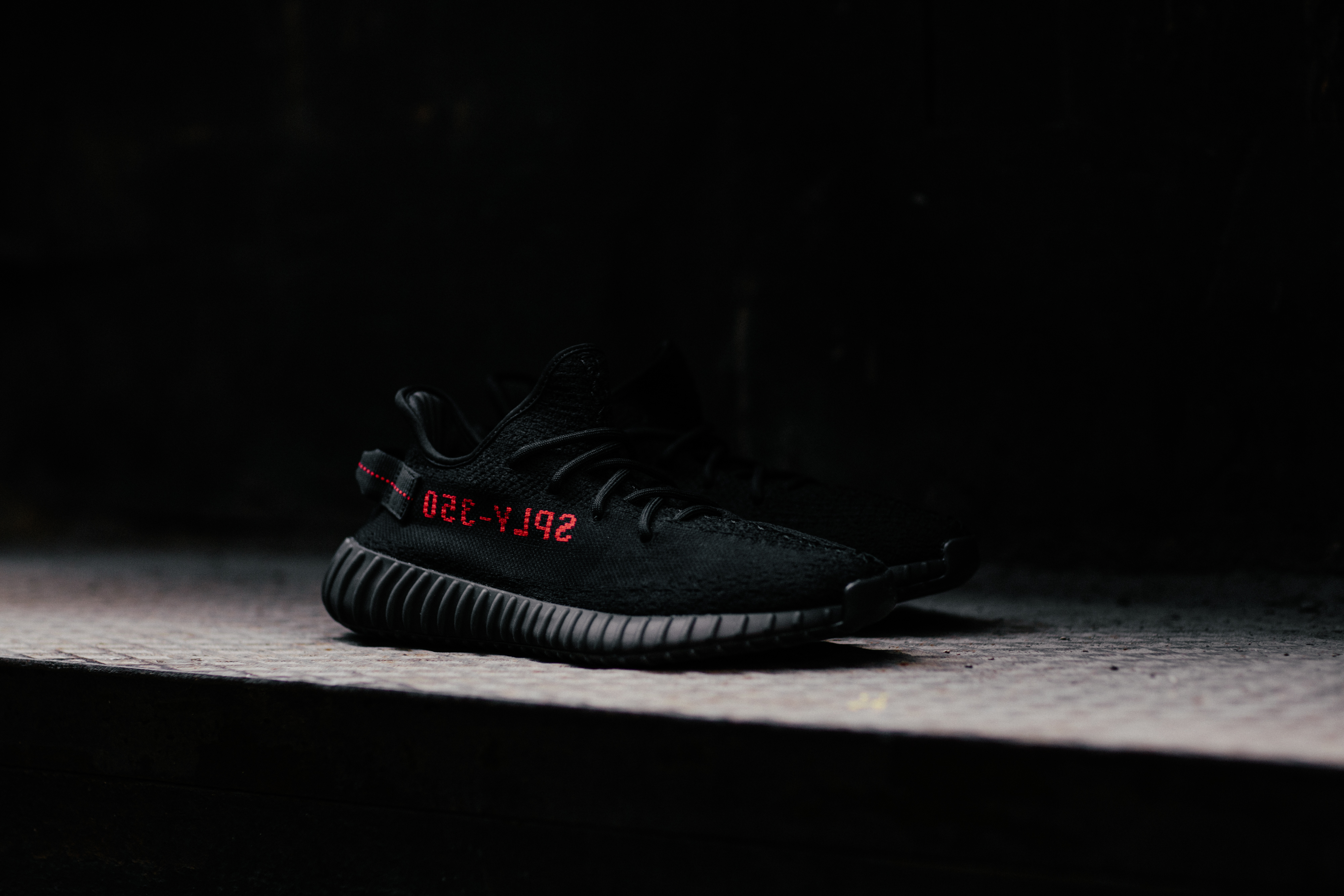 Adidas Yeezy Boost 350 v2 Core Black Red Bred Size 8 5 US