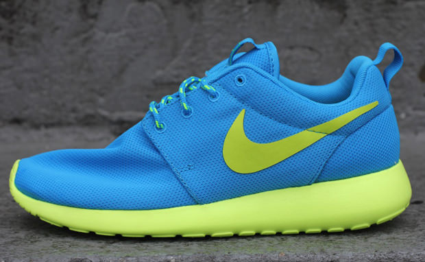 Nike WMNS Roshe Run Blue Glow/Volt | Nice Kicks
