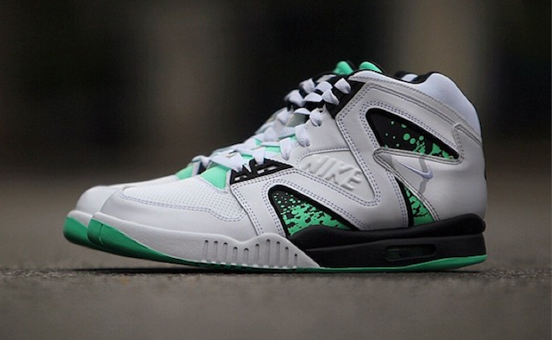 Nike-Air-Tech-Challenge-Hybrid-Green-Glow-1