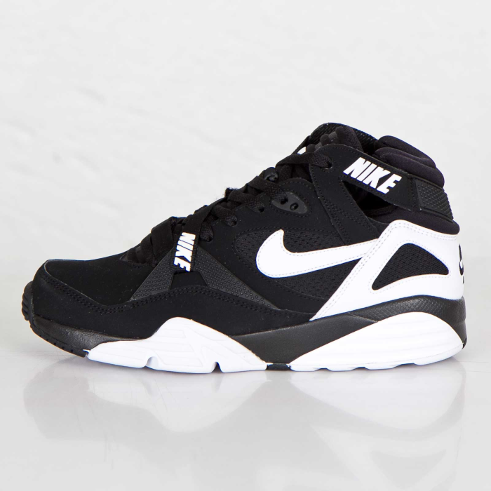 black and white nike air trainers