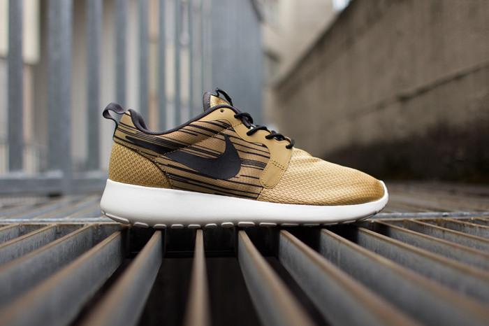 Nike Roshe Run Hyperfuse Black Metallic Gold