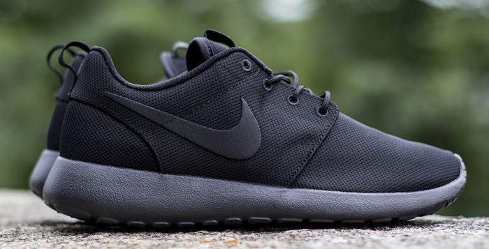 nike all black roshe