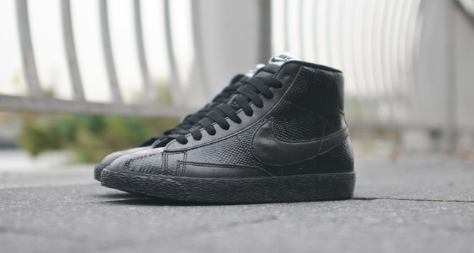 nike wmns blazer mid black snake