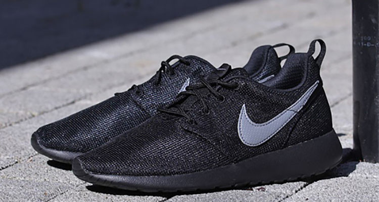 nike roshe run black and grey