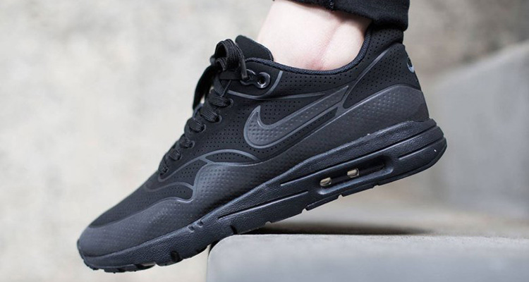 air max one triple black