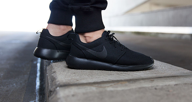 nike roshe run triple black