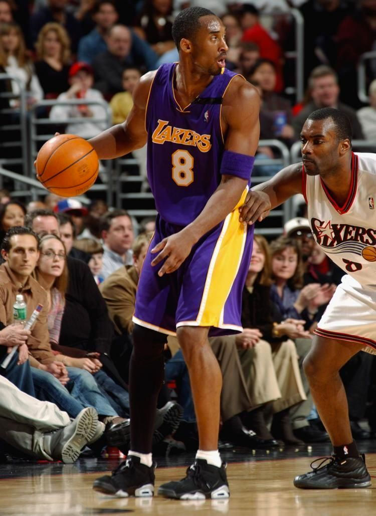 kobe bryant wearing kobe 1