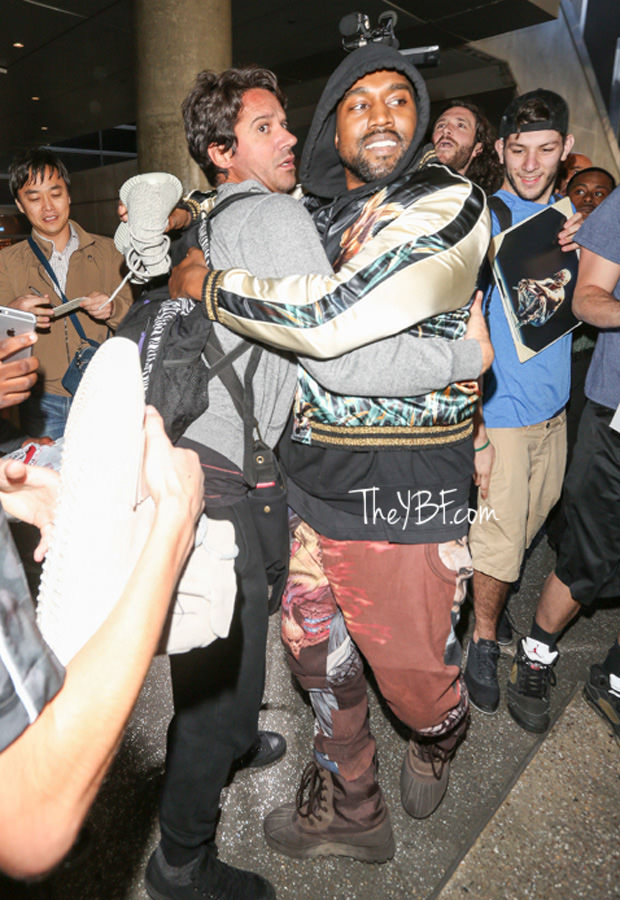February 19, 2016: Kanye BREAKS DOWN FIGHT as he is mobbed by fans as touches down at LAX airport in Los Angeles, California. Mandatory Credit: PapJuice/WOW/INFphoto.com infusny-285/usla-313