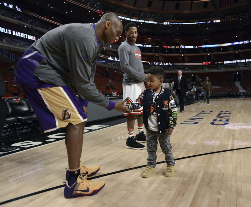 Kobe Bryant wearing a Moschino logo-print knee-length boots Schwarz PE