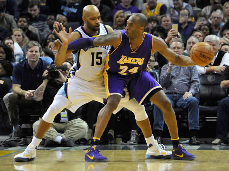 Kobe Bryant wearing a Moschino logo-print knee-length boots Schwarz PE