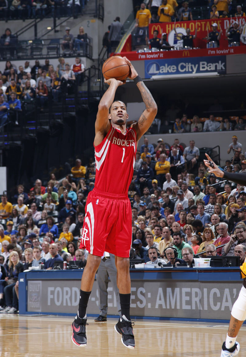 Trevor Ariza shooting in the Nike Zoom HyperRev 2016