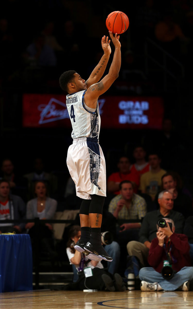 D'Vauntes Smith-Rivera in the Air Jordan XX8 Black/Electric Green