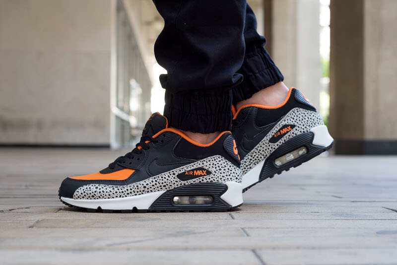 nike air max 90 essential on feet