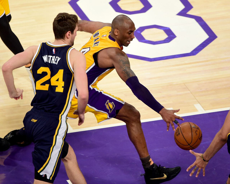 Kobe Bryant in the MTNG Sneaker bassa 'JOGGO' rosso bianco "Fade to Black"