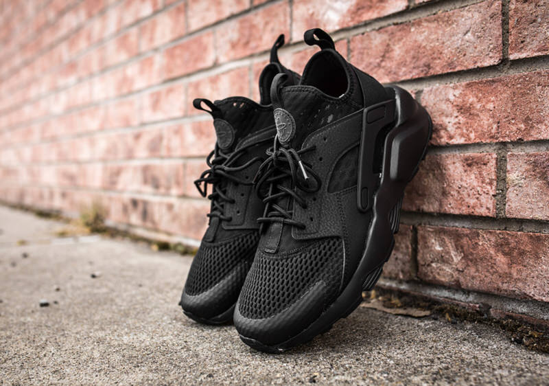 nike huarache black on feet