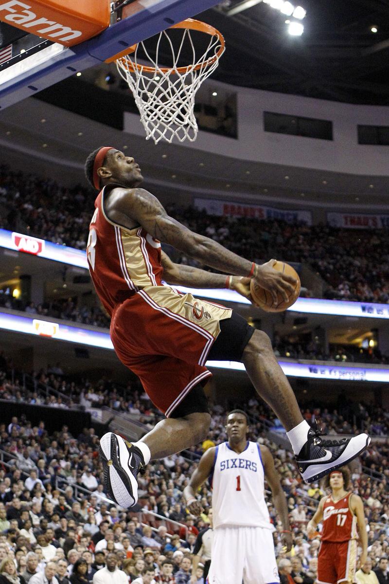 Matt Slocum/Associated Press LeBron James goes up for a dunk in the first half against the 76ers on Friday in Philadelphia. James returned after missing two games with 23 points, 10 assists, six rebounds and three blocks in the CavsÕ 100-95 win.