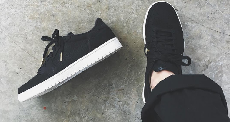 Air Jordan 1 Low Swooshless