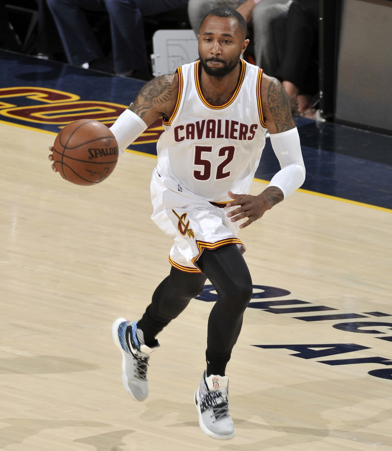 CLEVELAND, OH - JUNE 8: Mo Williams #52 of the Cleveland Cavaliers brings the ball up the court against the Golden State Warriors in Game Three of the 2016 NBA Finals on June 8, 2016 at The Quicken Loans Arena in Cleveland, Ohio. NOTE TO USER: User expressly acknowledges and agrees that, by downloading and or using this photograph, user is consenting to the terms and conditions of Getty Images License Agreement. Mandatory Copyright Notice: Copyright 2016 NBAE (Photo by David Liam Kyle/NBAE via Getty Images)