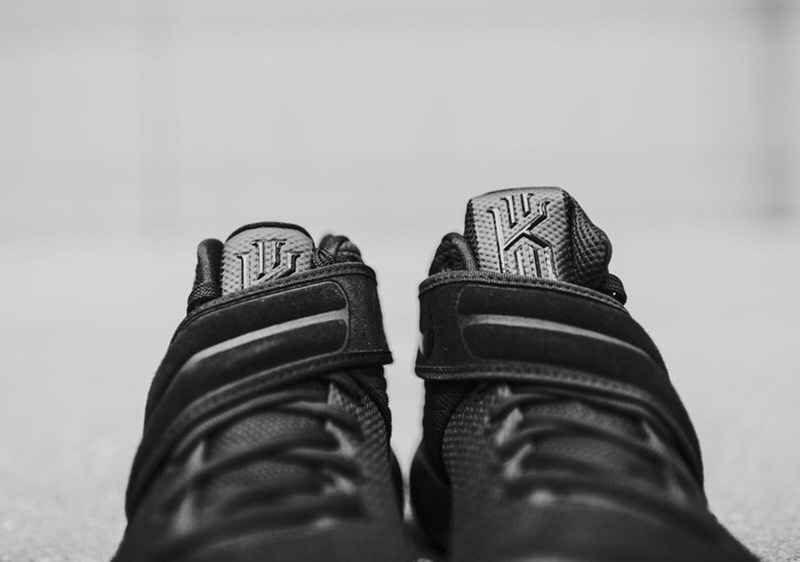 Nike Kyrie 2 Triple Black