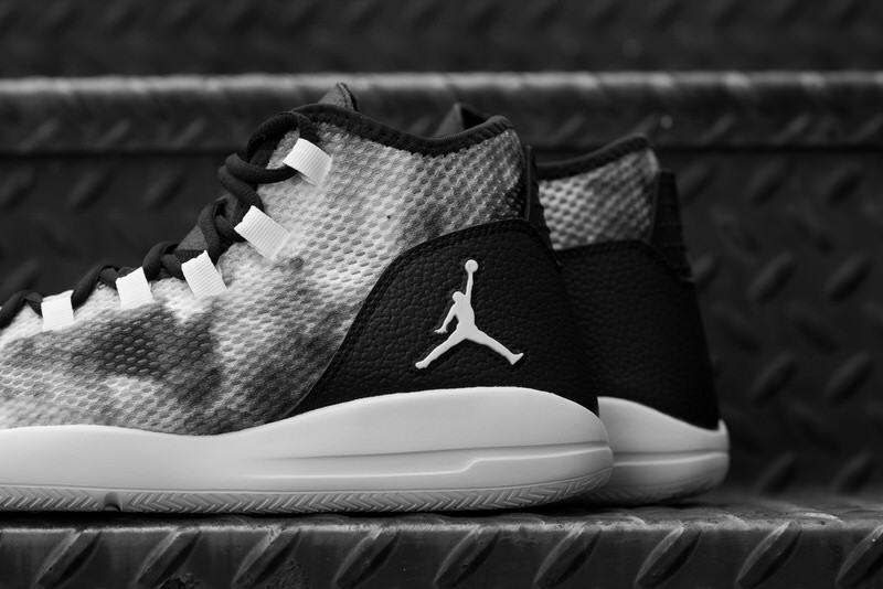 Jordan Reveal Black/White