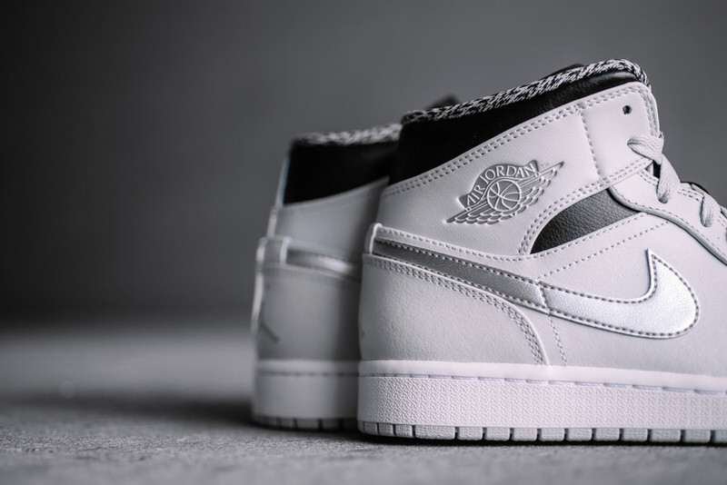 Air Jordan 1 Mid "Pure Platinum"