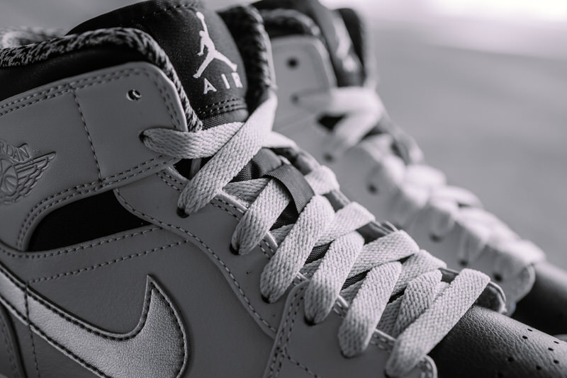 Air jordan 1 mid (pure platinum/white metallic/silver-black) sale