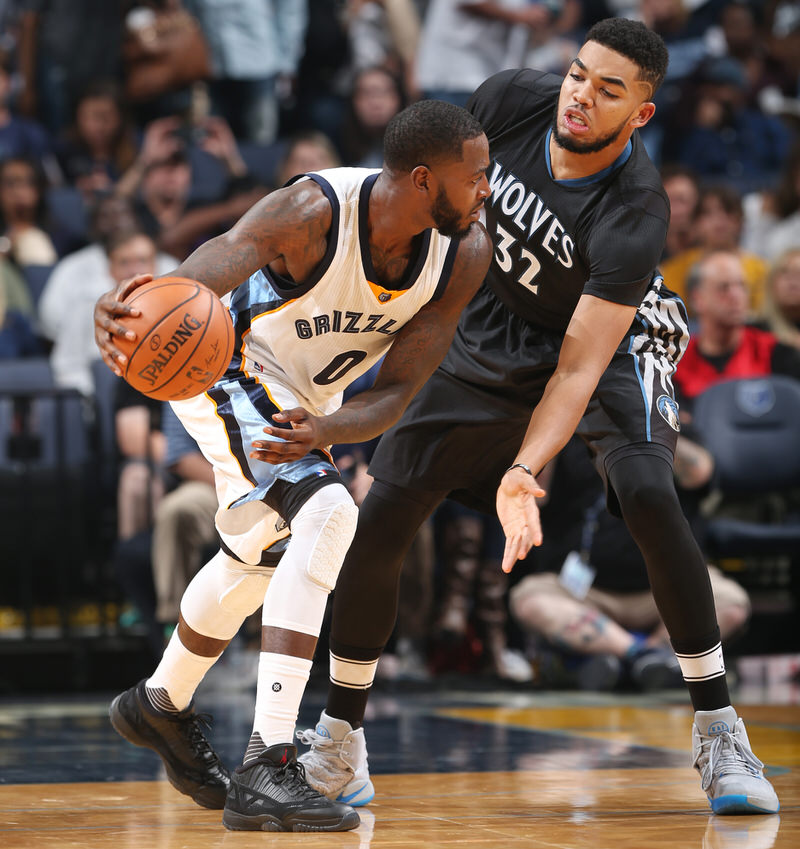 MEMPHIS, TN - OCTOBER 26:  JaMychal Green #0 of the Memphis Grizzlies handles the ball against Karl-Anthony Towns #32 of the Minnesota Timberwolves during a game on October 26, 2016 at FedExForum in Memphis, Tennessee. NOTE TO USER: User expressly acknowledges and agrees that, by downloading and or using this photograph, user is consenting to the terms and conditions of the Getty Images License Agreement. Mandatory Copyright Notice: Copyright 2016 NBAE (Photo by Joe Murphy/NBAE via Getty Images)