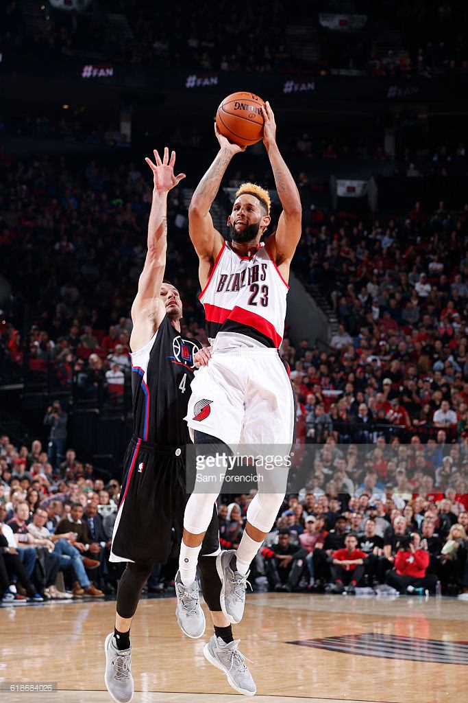 PORTLAND, OR - OCTOBER 27: Allen Crabbe #23 of the Portland Trail Blazers shoots the ball against the LA Clippers on October 27, 2016 at the Moda Center in Portland, Oregon. NOTE TO USER: User expressly acknowledges and agrees that, by downloading and or using this Photograph, user is consenting to the terms and conditions of the Getty Images License Agreement. Mandatory Copyright Notice: Copyright 2016 NBAE (Photo by Sam Forencich/NBAE via Getty Images)