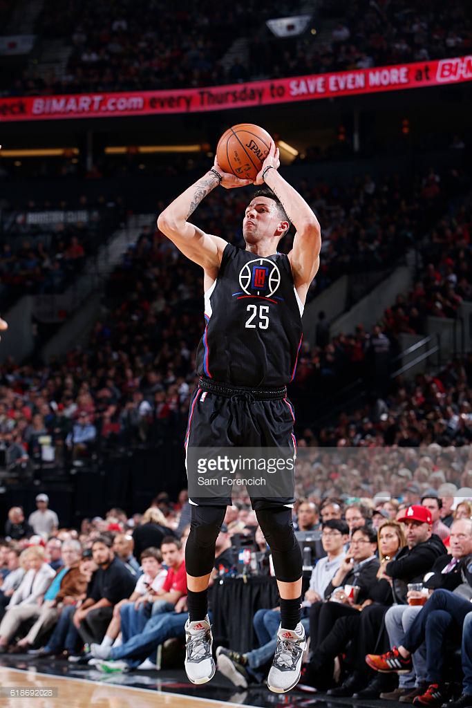PORTLAND, OR - OCTOBER 27: Austin Rivers #25 of the LA Clippers shoots the ball against the Portland Trail Blazers on October 27, 2016 at the Moda Center in Portland, Oregon. NOTE TO USER: User expressly acknowledges and agrees that, by downloading and or using this Photograph, user is consenting to the terms and conditions of the Getty Images License Agreement. Mandatory Copyright Notice: Copyright 2016 NBAE (Photo by Sam Forencich/NBAE via Getty Images)