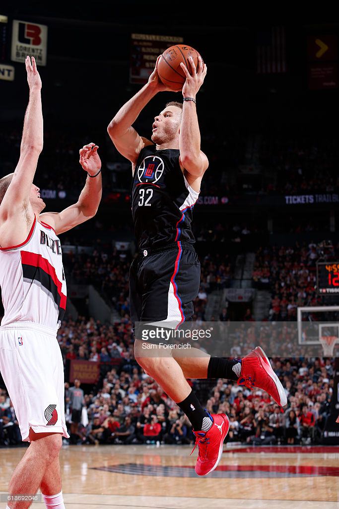 PORTLAND, OR - OCTOBER 27: Blake Griffin #32 of the LA Clippers shoots the ball against the Portland Trail Blazers on October 27, 2016 at the Moda Center in Portland, Oregon. NOTE TO USER: User expressly acknowledges and agrees that, by downloading and or using this Photograph, user is consenting to the terms and conditions of the Getty Images License Agreement. Mandatory Copyright Notice: Copyright 2016 NBAE (Photo by Sam Forencich/NBAE via Getty Images)
