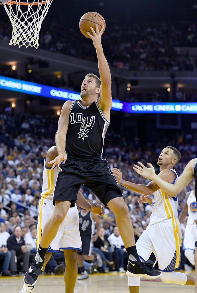 David Lee attacks in the Nike Zoom HyperRev 2016