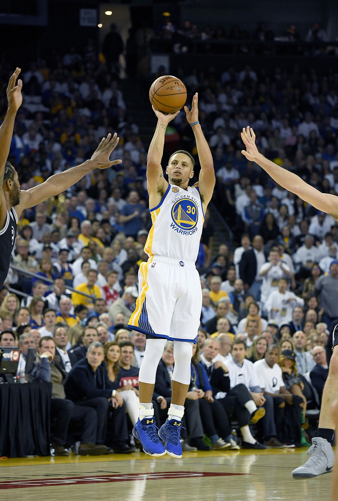 Stephen Curry pulls up in the Under Armour Curry 3 "Dub Nation"