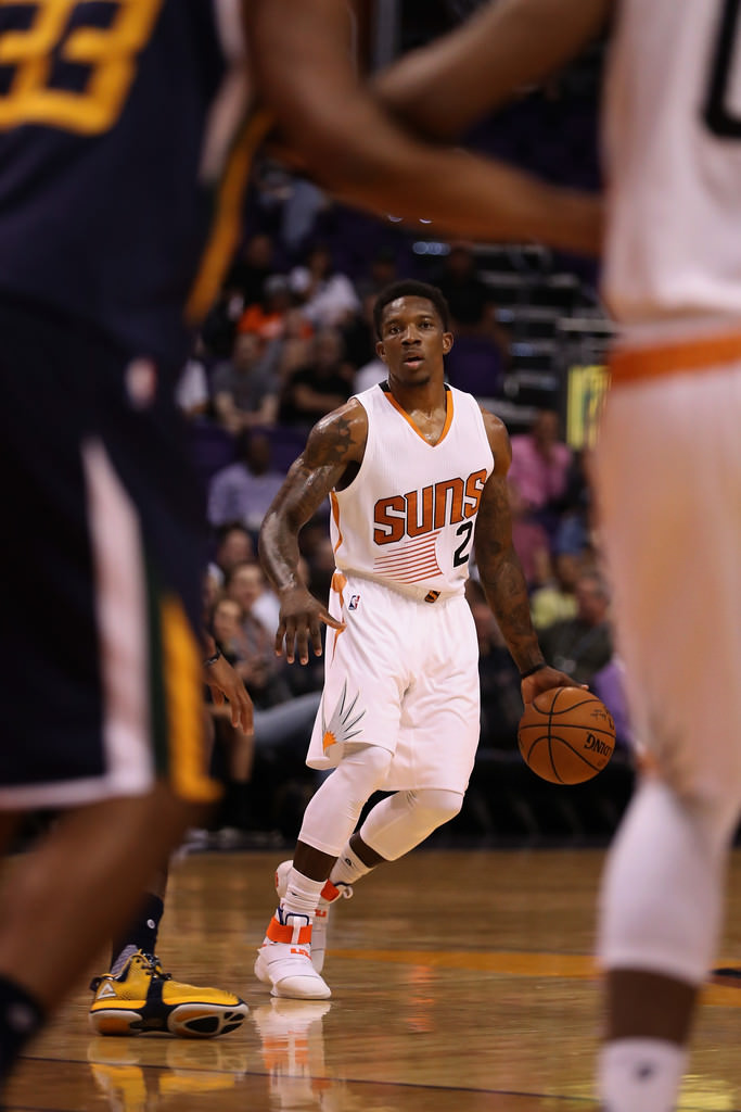 Eric Bledsoe scans the court in his Nike LeBron Soldier 10 PE