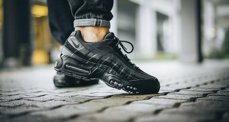 nike air max 95 triple black on feet