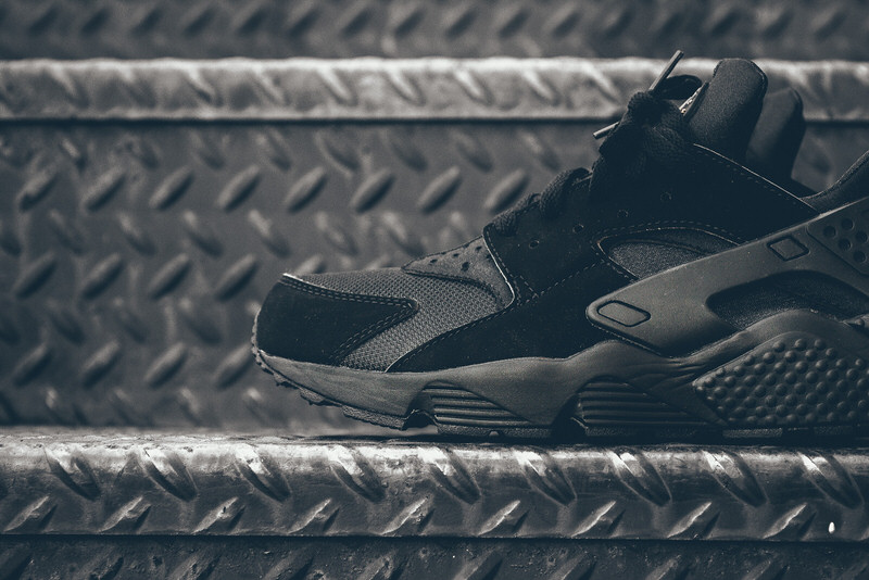 nike huarache black gold