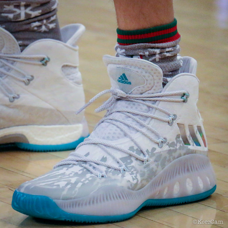 Derrick rose best sale christmas shoes 2016