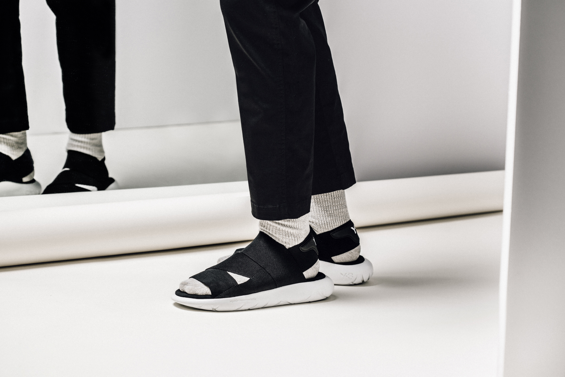 Y-3 QASA SANDAL BLACK/WHITE 27.5cm