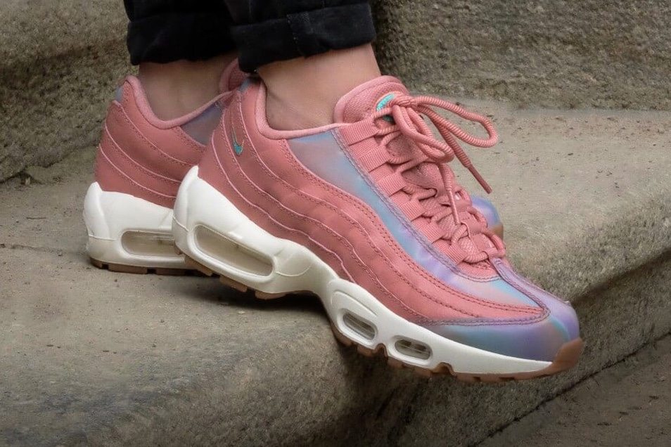 nike air max 95 trainers in pink