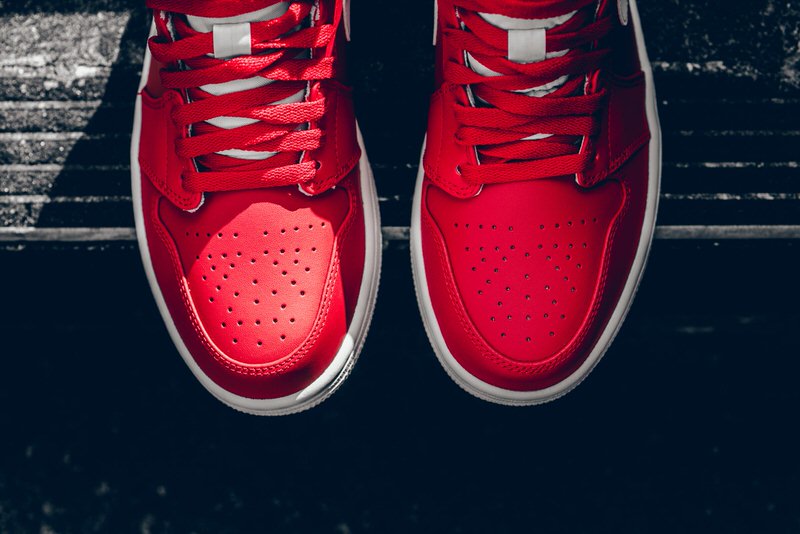 Air Jordan 1 Mid "Gym Red"