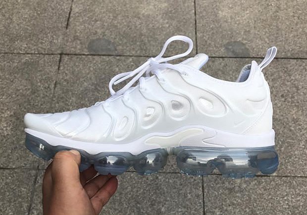 air vapormax plus triple white