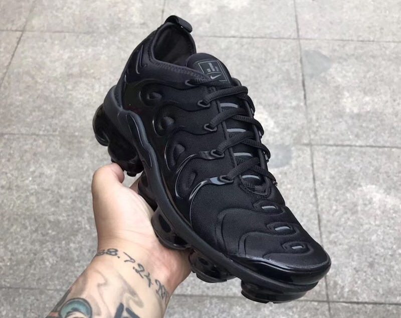 nike triple black vapormax plus