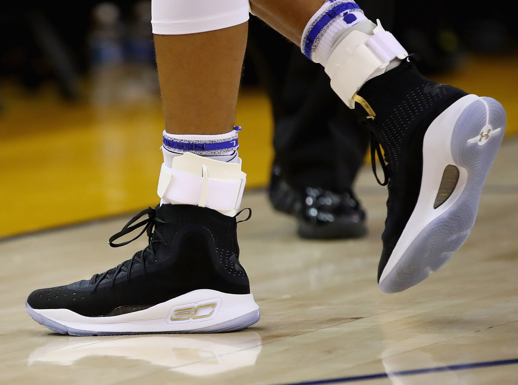 curry 4 low on feet