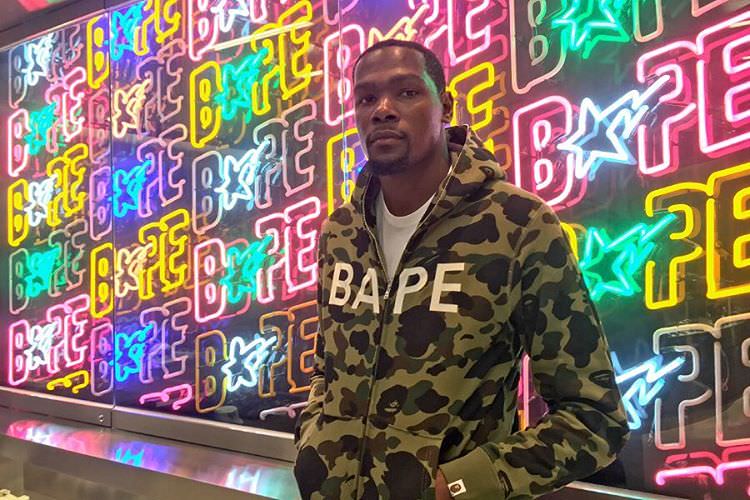 Whenever you pass by the BAPE store, it only seems right to take a photo wearing BAPE hoodie.