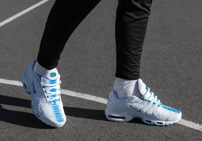 air max plus blue on feet