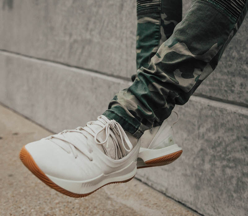 curry 5 on foot