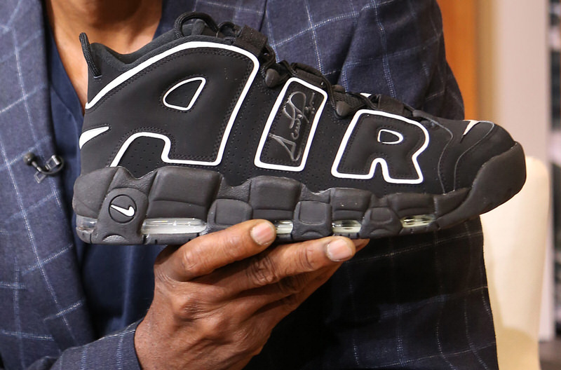 Scottie Pippen Signs Five Nike Signature Shoes For ESPN's Kicks 2 Beat Cancer | trunner lx bhm footlocker | FarmaceuticoscomunitariosShops