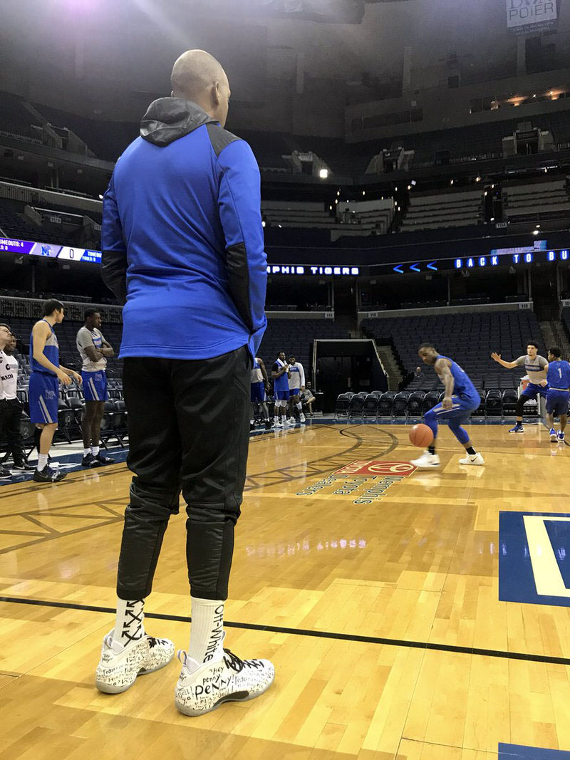Penny Hardaway Runs Practice in Off White His Own Foamposite PEs