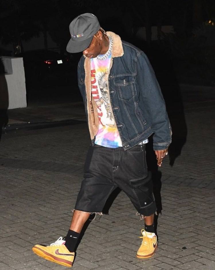 Travis Scott showing that he's an authentic SB Dunk Lobster advocate.
