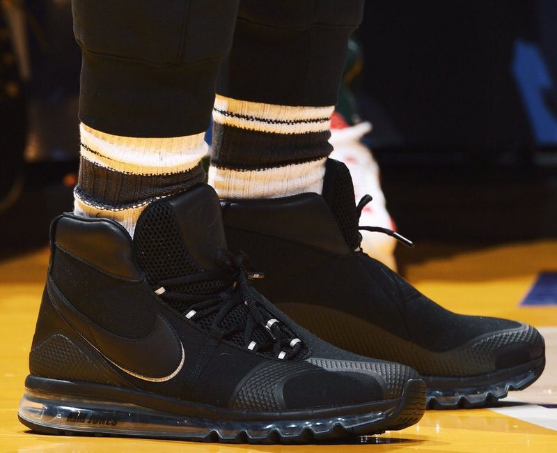 what shoes is lebron wearing in tonight's game