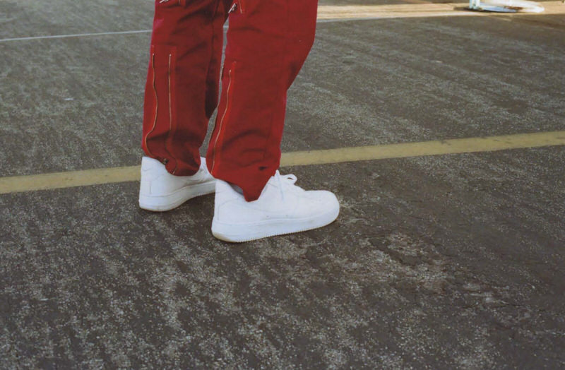 @yannnnn3 emphasizes the fact that plain white AF1s can be worn with just about anything, especially utility/flight pants.